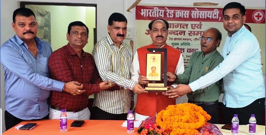 - रेलवे बोर्ड के अध्यक्ष को मेमोंटो देकर स्वागत करते रेडक्रास सोसाइटी के पदाधिकारी