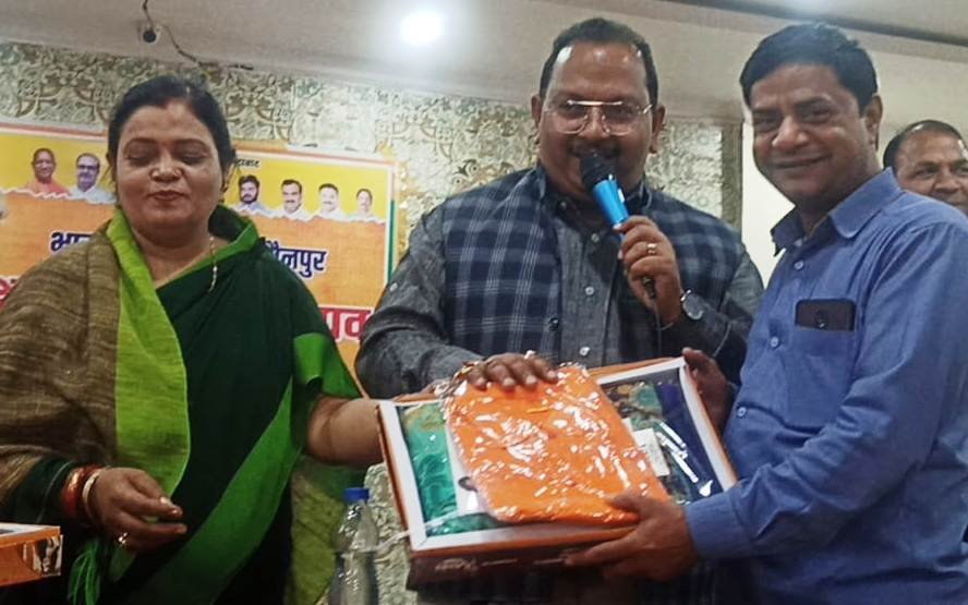 नपा अध्यक्ष ने 5 साल पूरे होने पर कर्मचारियों को उपहार में दिया अंग वस्त्र