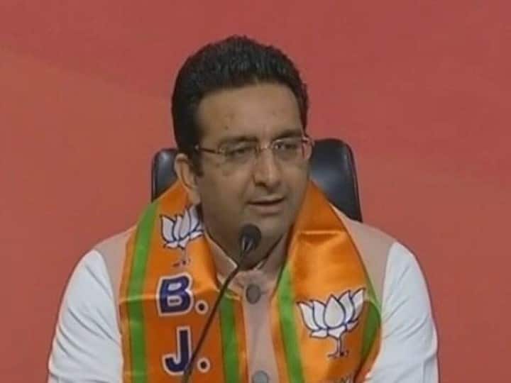 BJP Vs AAP: 'बनाने थे क्लासरूम, बना रहे थे बाररूम',