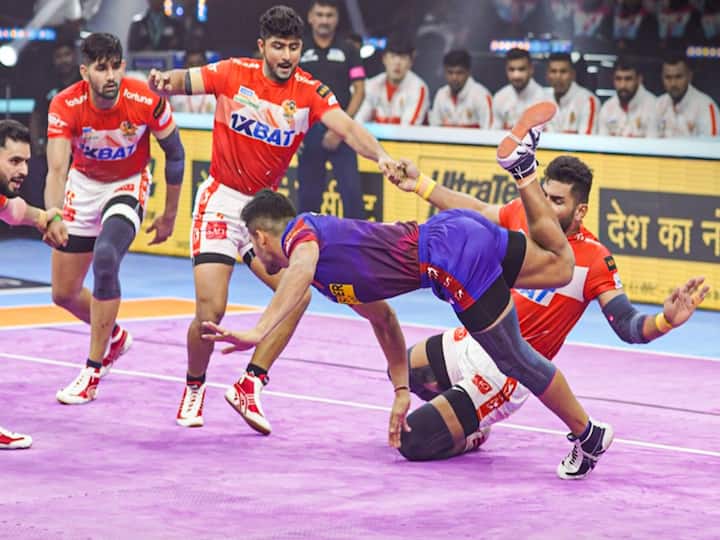 Pro Kabaddi League 2022 Dabang Delhi Beat Gujarat Giants Naveen Kumar Ashu Malik Super 10