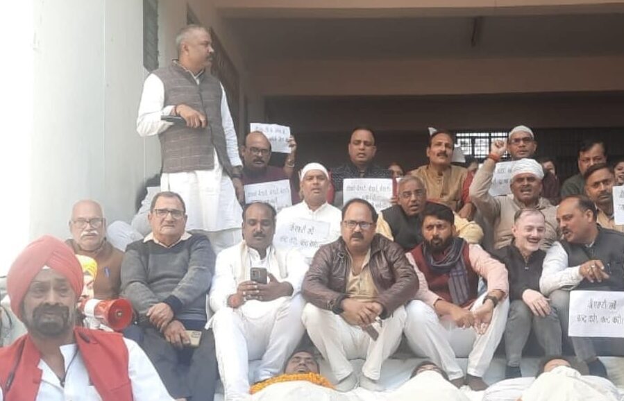 वाराणसी: GST छापेमारी के खिलाफ व्यापारियों का अनोखा प्रदर्शन, दफ्तर