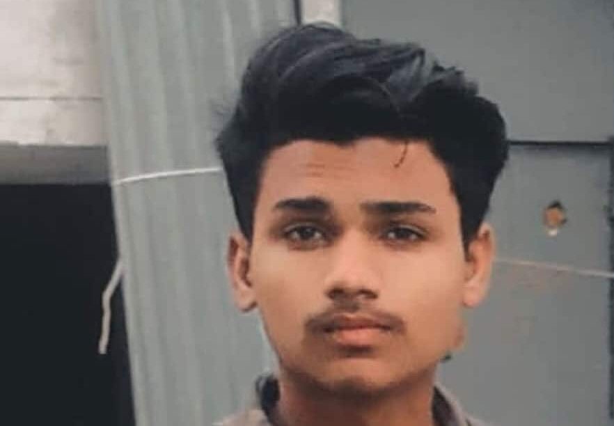 सरेआम दौड़ाकर मारा चाकू, जान बचाने के लिए दूर तक