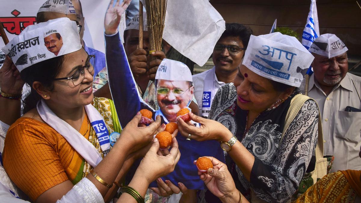 एमसीडी चुनाव में मिली जीत पर जश्न मनाते आम आदमी पार्टी के कार्यकर्ता. (फोटो-PTI)