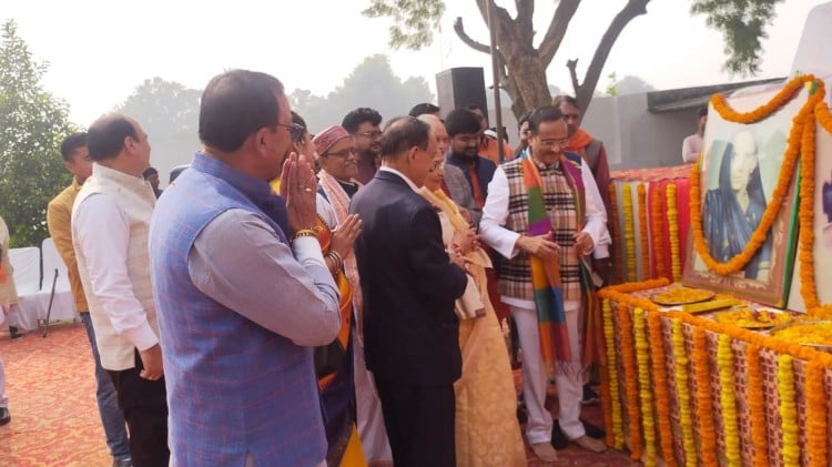 Varanasi: Former Deputy Cm Dinesh Sharma Reached Kashi Welcomed As