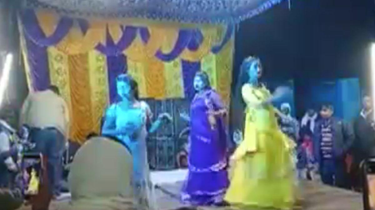 एक तरफ बार बालाओं का डांस, सरकारी स्कूल में चली