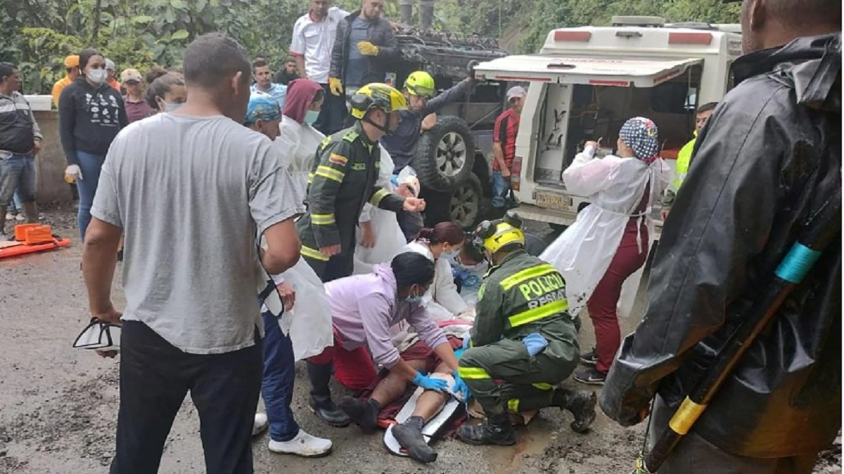 कोलंबिया में लैंडस्लाइड, बस समेत कई वाहन मलबे में दबे,