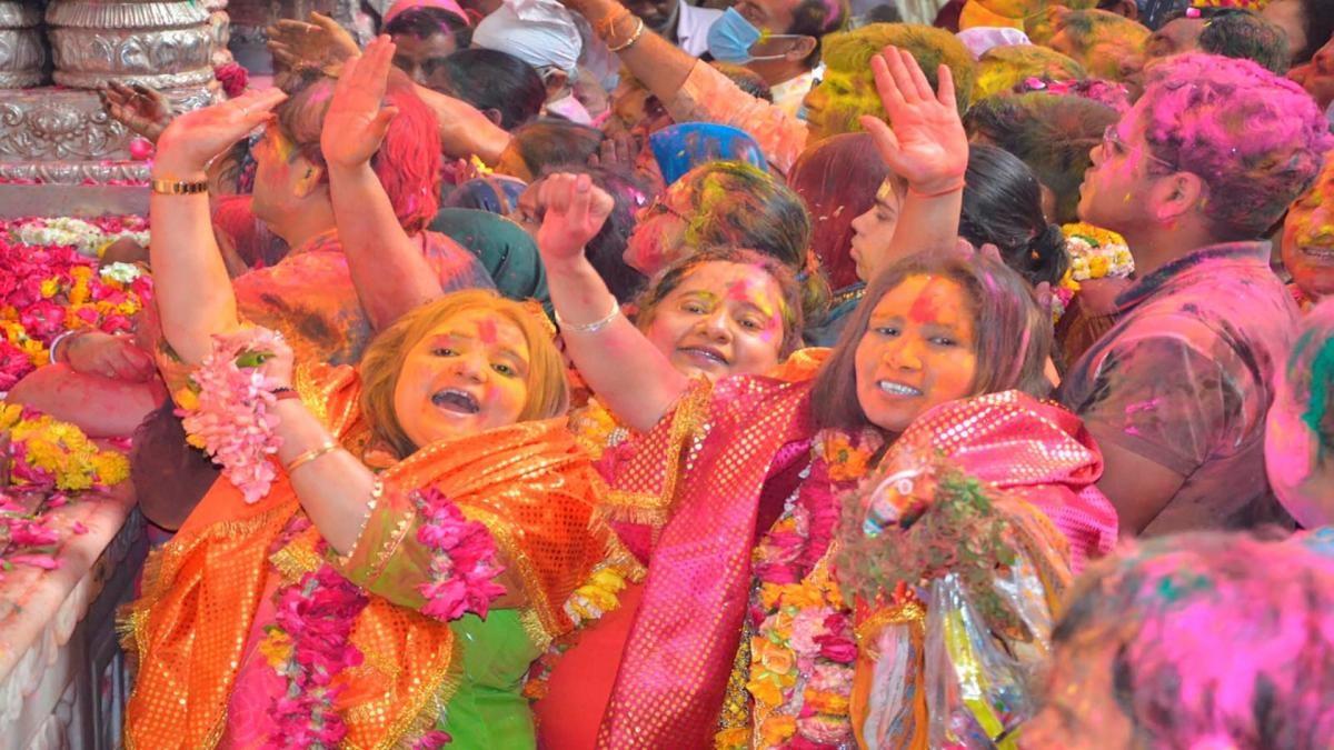 Basant Panchami 2023: बसंत पंचमी के दिन मथुरा में बरसा बसंत पंचमी पर ब्रज में बरसा गुलाल (File Photo)