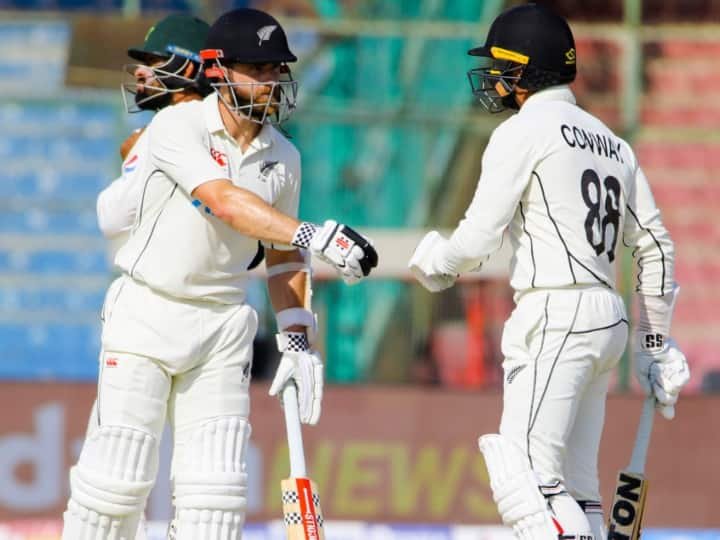 Tweet Of New Zealand Fast Bowler Mitchell McClenaghan On Karachi Tweet Of New Zealand Fast Bowler Mitchell McClenaghan On Karachi Wicket Goes Viral On Social Media PAK Vs NZ | PAK Vs NZ: पिच को लेकर फिर उड़ा PCB का मज़ाक, न्यूजीलैंड के तेज गेंदबाज ने कहा