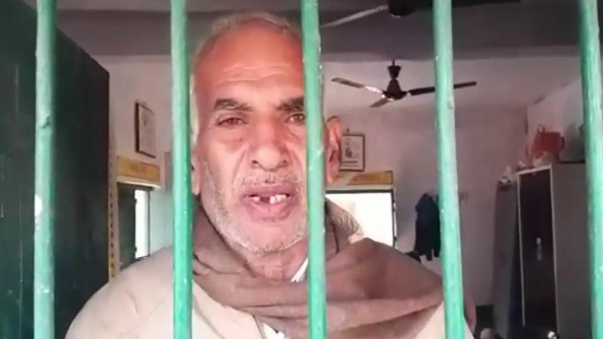 UP : मध्यान भोजन का नहीं मिला पैसा, गुस्साए बच्चों स्कूल के कमरे में बंद प्रिंसिपल और अन्य स्टाफ.