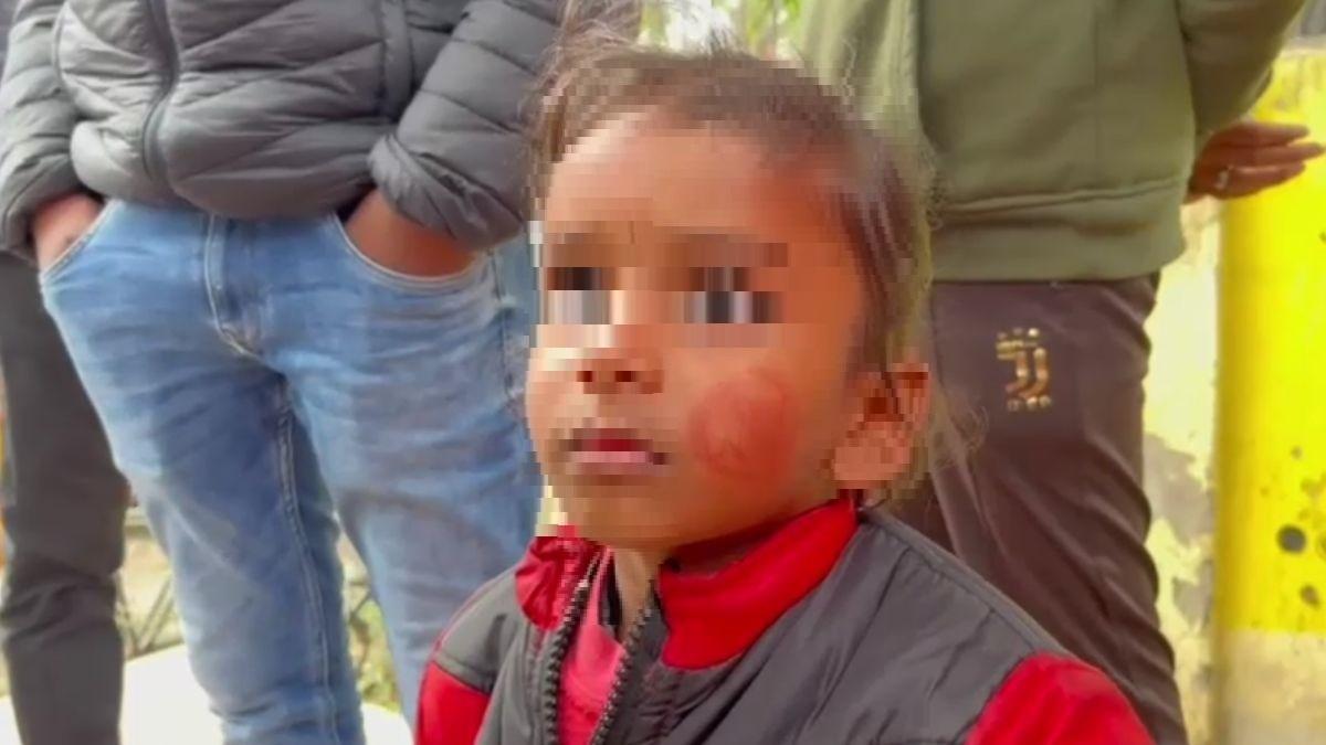 जेलकर्मी ने बच्चे के गाल पर लगा दी मुहर, महिला जेलकर्मी ने बच्चे के गाल पर लगा दी मुहर.