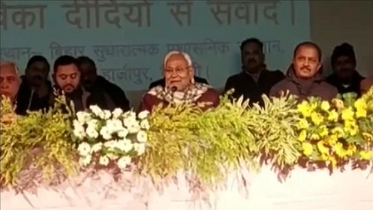 नीतीश के बयान पर मचा बवाल, बच्चे पैदा करने पर प्रजनन दर पर नीतीश कुमार का बयान