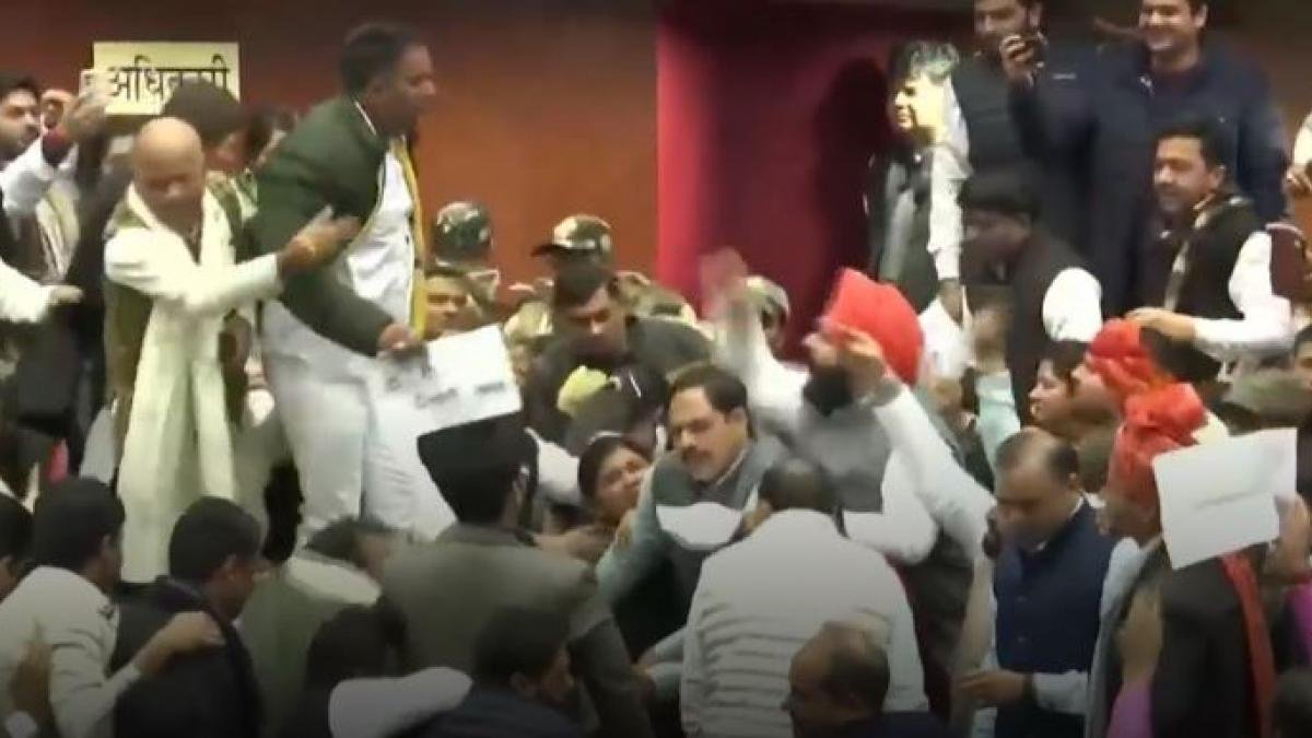 MCD में बवाल