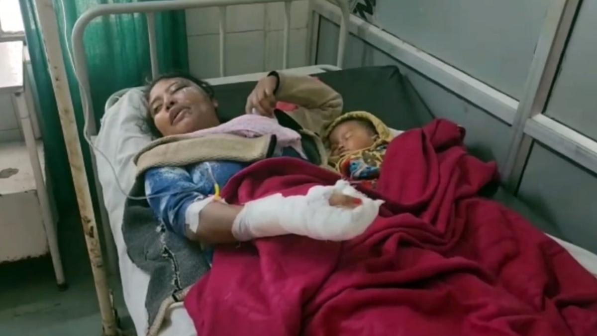 अस्पताल में भर्ती पीड़ित महिला