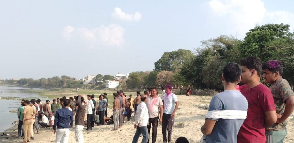 After holi in sultanpur went to seetakund ghat to bath