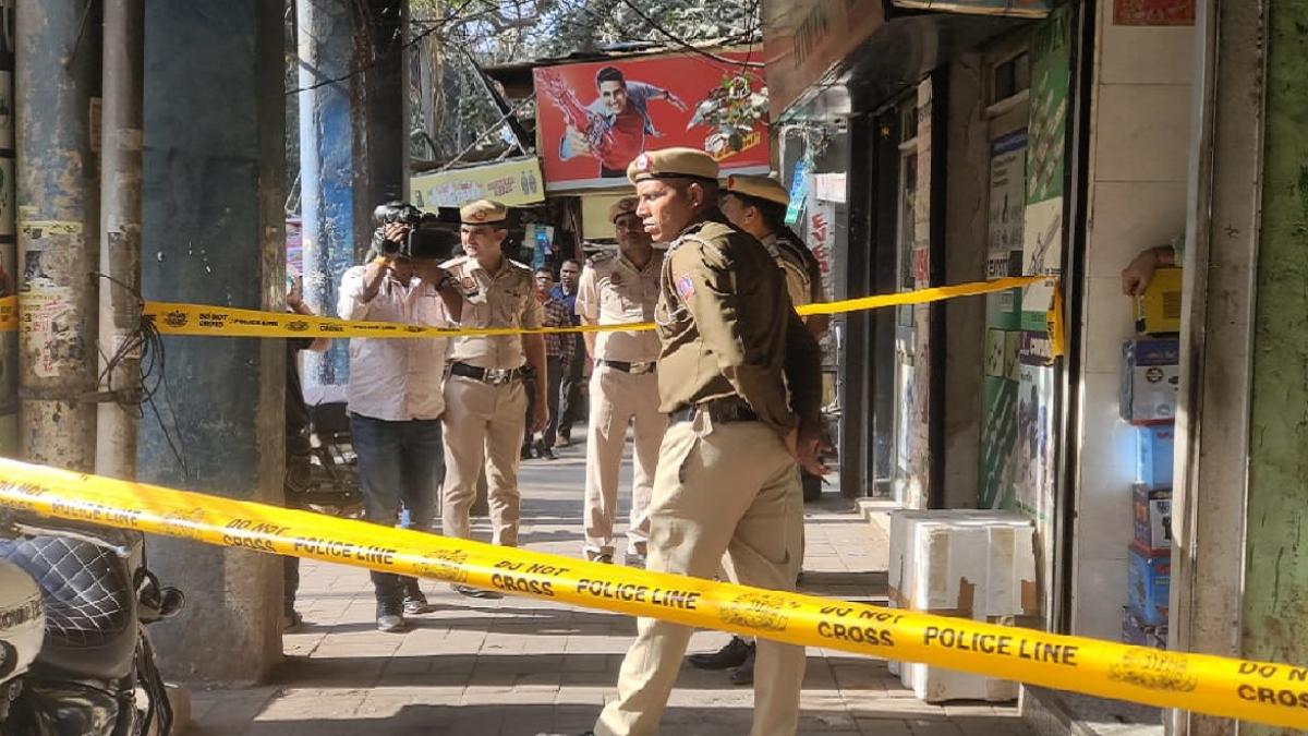 गोली चलने की घटना के बाद जांच पड़ताल में जुटे पुलिसकर्मी