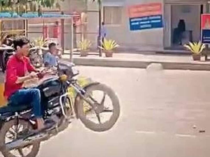 NOIDA: पुलिस चौकी के सामने स्टंटबाजी करना पड़ा भारी, कटा