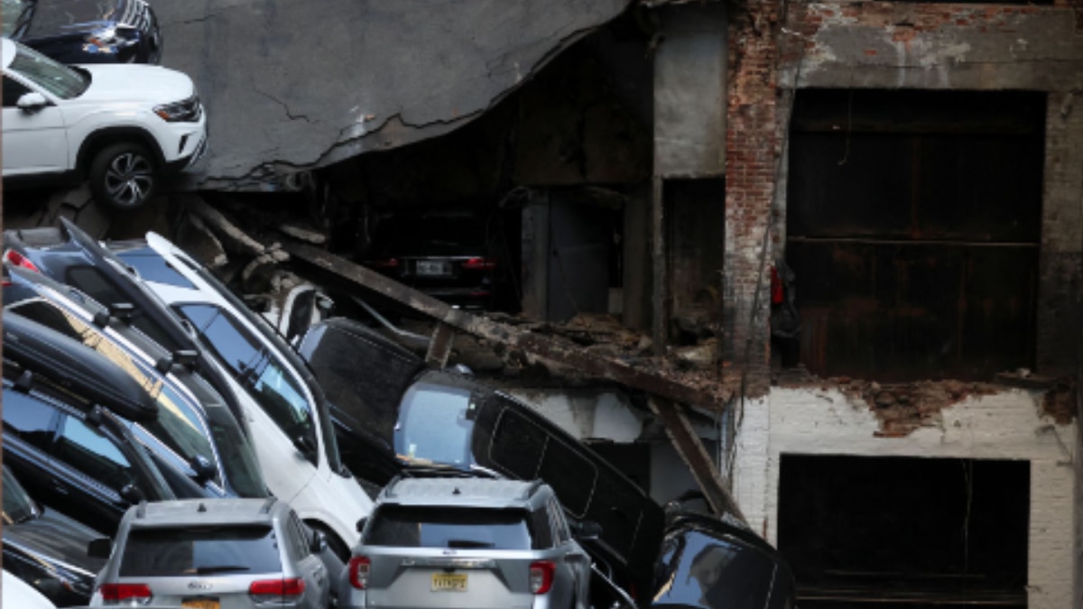 मैनहट्टन में पार्किंग गैरेज गिरने से कई गाड़ियां चकनाचूर हो गईं (फोटो क्रेडिट- रॉयटर्स)