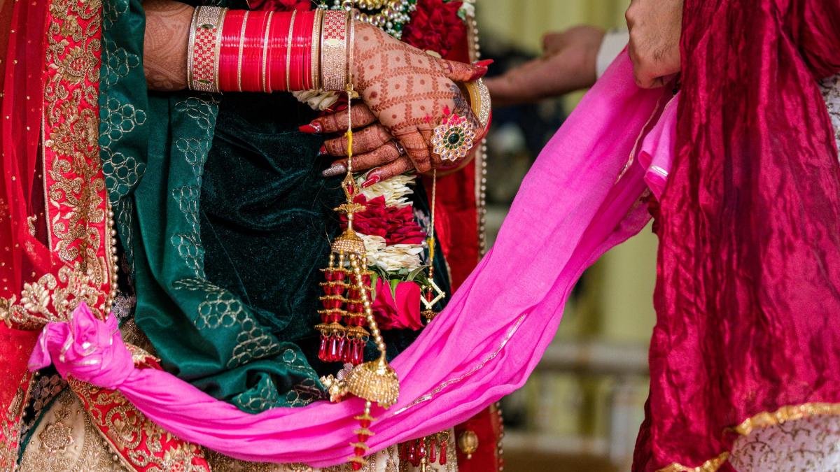 लड़की ने बुजुर्ग को बनाया हमसफर (तस्वीर- Pexels)