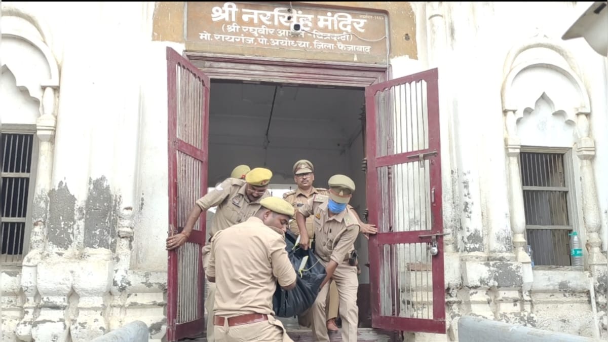 Ayodhya News: अयोध्या में मंदिर के अंदर मिला पुजारी का