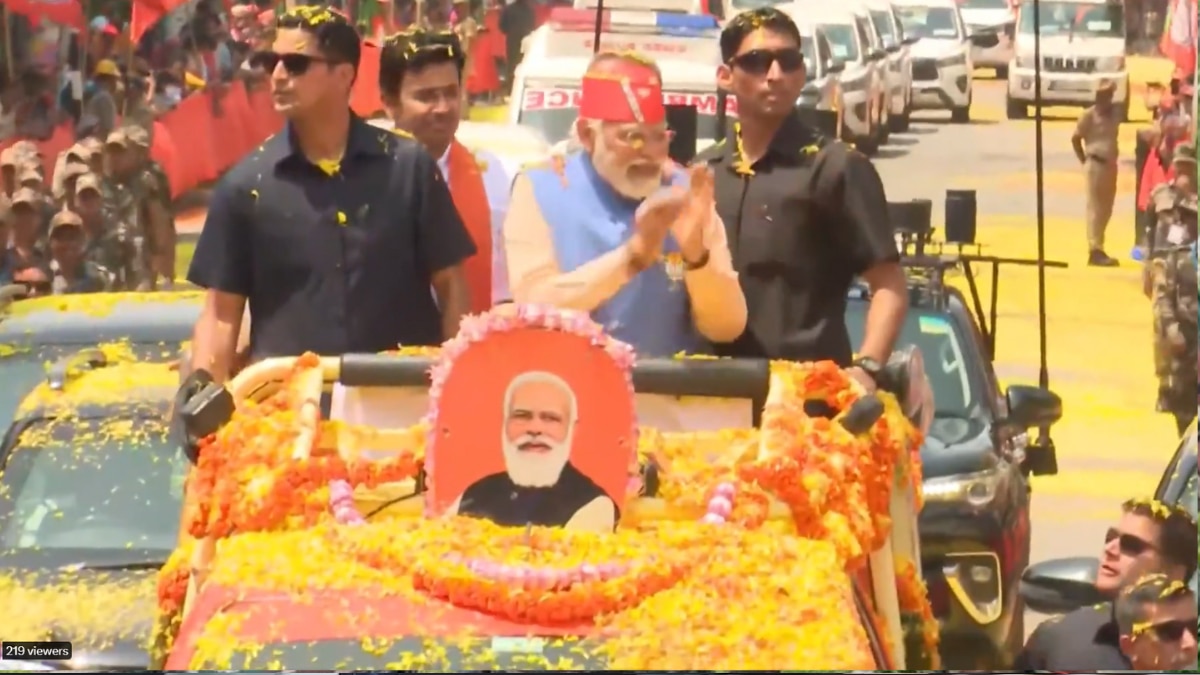 बेंगलुरु में रोड शो के दौरान प्रधानमंत्री नरेंद्र मोदी