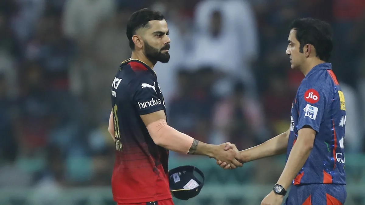 Virat Kohli vs Gautam Gambhir Fight: विराट-गंभीर विवाद की पल-पल 1 मई को RCB और LSG मैच के बाद हाथ मिलाते विराट कोहली और गौतम गंभीर (@IPL)