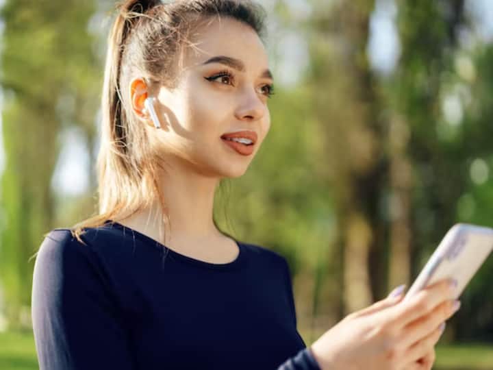 Wireless Earbuds Vs Wired Earphones Which Is More Safer For