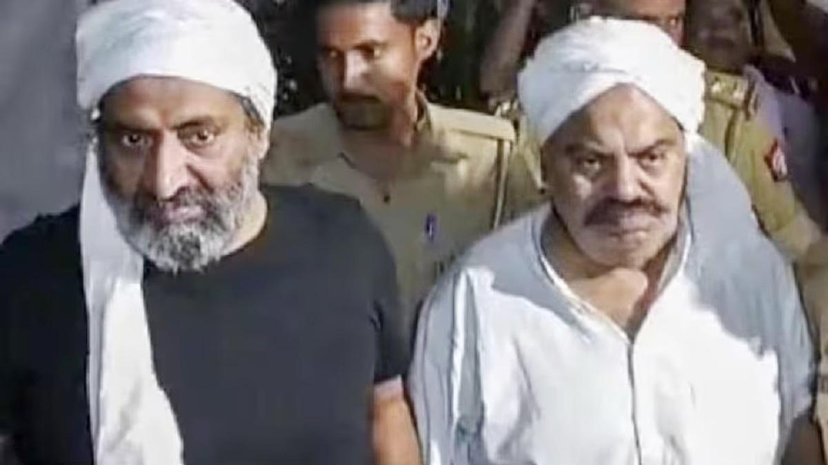 अतीक और अशरफ के मुकदमे किए जाएंगे खत्म, दोनों पर 15 अप्रैल को हुई थी माफिया ब्रदर्स की पुलिस कस्टडी में हत्या. (फाइल फोटो)