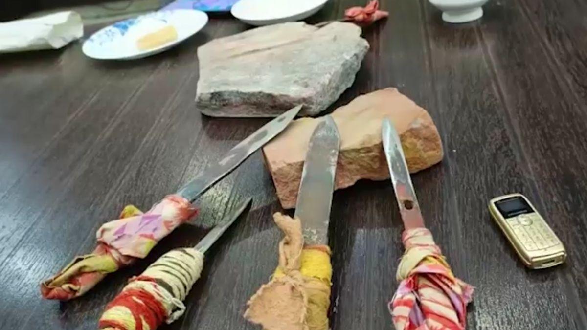 तिहाड़ जेल से बरामद किए गए धारदार हथियार.
