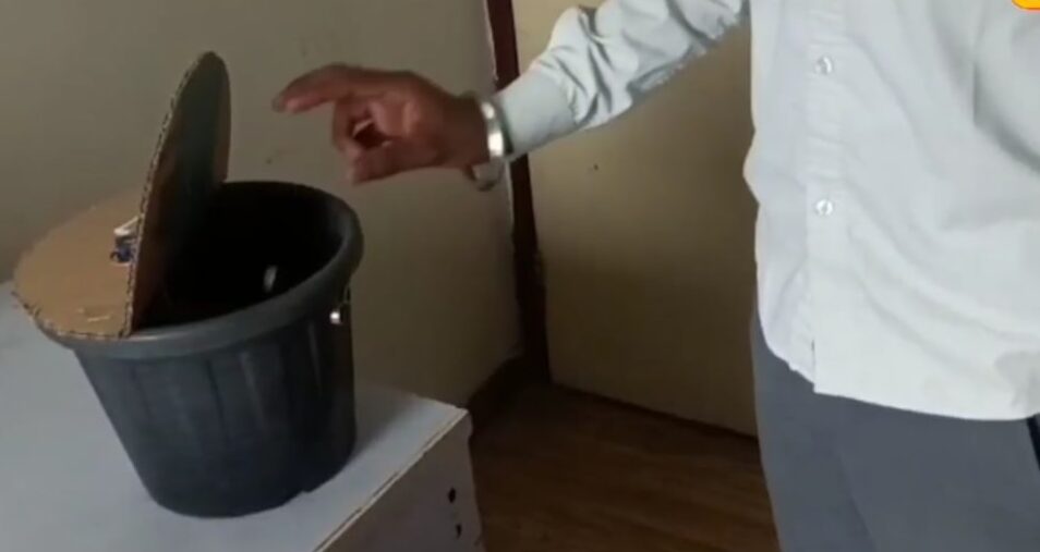 बीटेक के छात्रों ने बनाया अनोखा डस्टबिन, पास जाते ही
