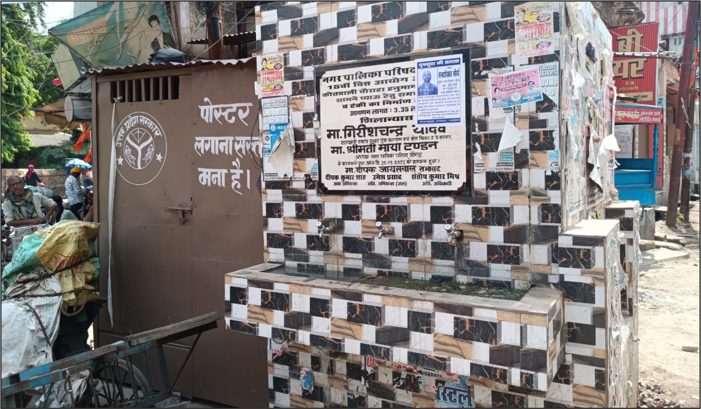 सफाई के अभाव में बजबजाता पिछले वर्ष ही बना प्याऊ टंकी