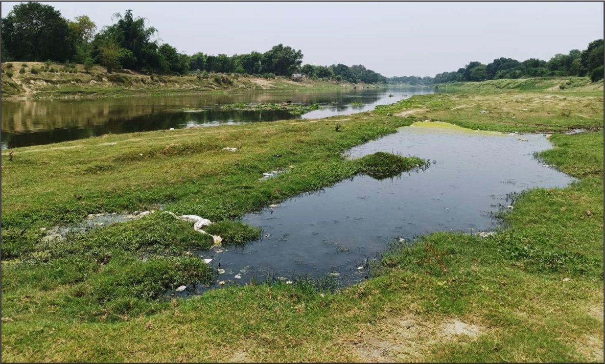 सूरज घाट पर जलधारा सूखने से दिखई देते तलहटी के बीच टिले।