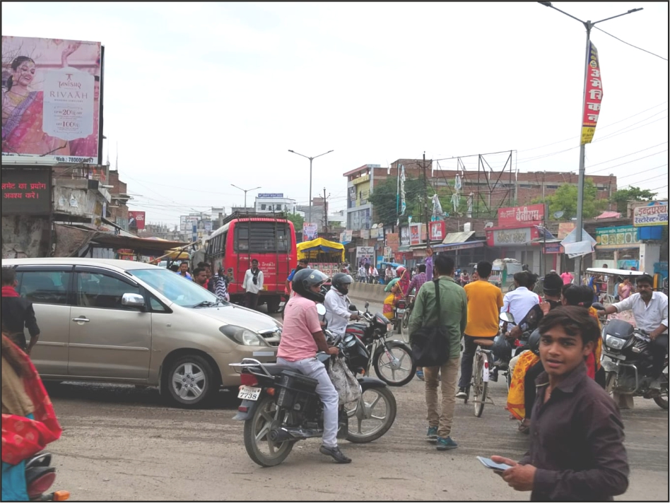 पॉलिटेक्निक से प्रयागराज व लखनऊ रोड़ के लिये सवारी भरती निजी बस।