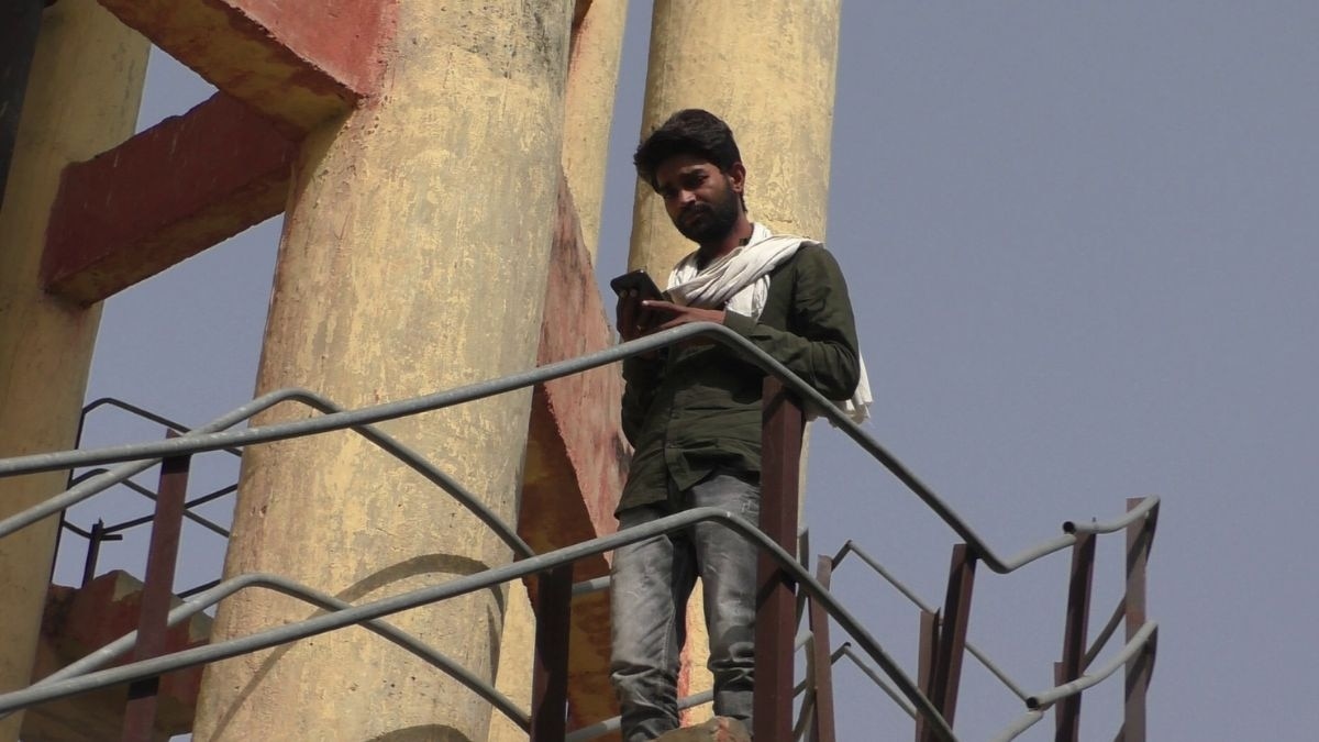 पानी की टंकी पर चढ़ा युवक. 