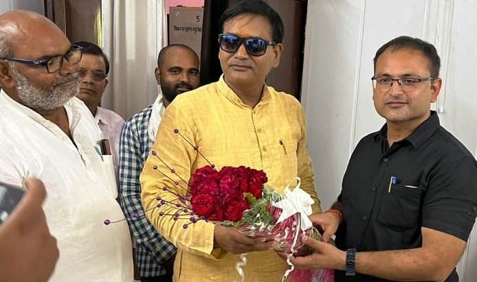 नवागत बीडीओ गौरवेंद्र सिंह ने कार्यभार संभाला