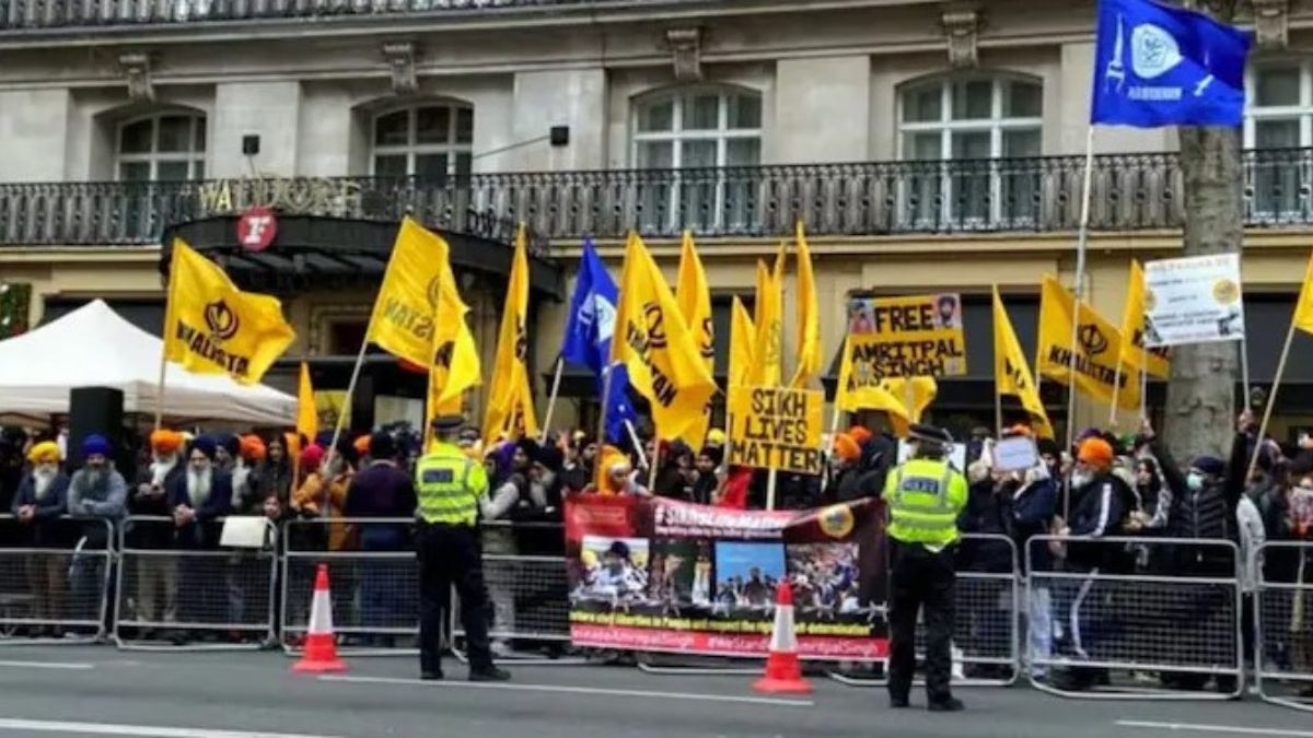 लंदन में भारतीय उच्चायोग के सामने जुटे खालिस्तानी समर्थक