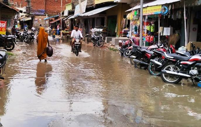 पानी भरे रास्ते से गुजरना लोगों की मजबूरी
