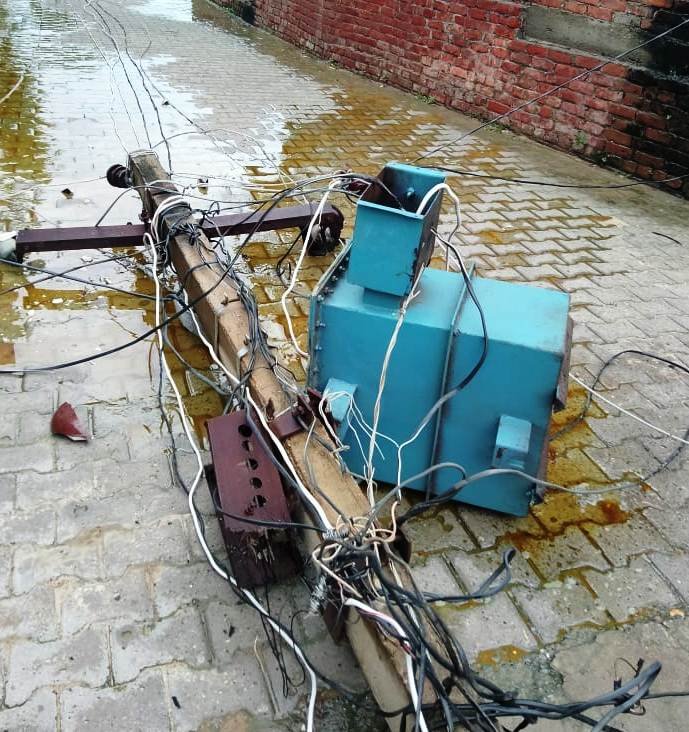 दो जगहों पर पेड़ गिरने से ट्रांसफार्मर और खंबा क्षतिग्रस्त