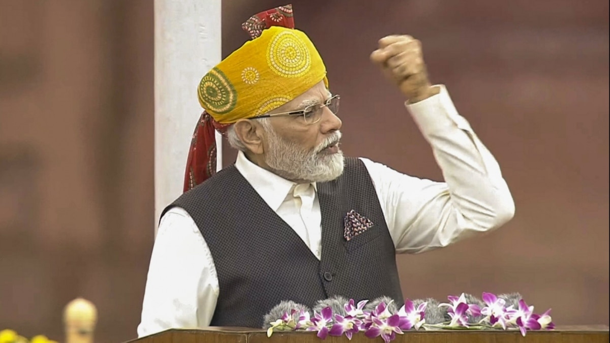 प्रधानमंत्री नरेंद्र मोदी लाल किले पर अपनी स्पीच देते हुए