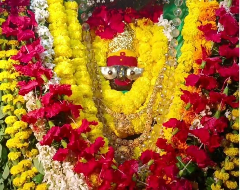 इस देवी मंदिर में चढ़ने वाली चुनरी को मुस्लिम करते