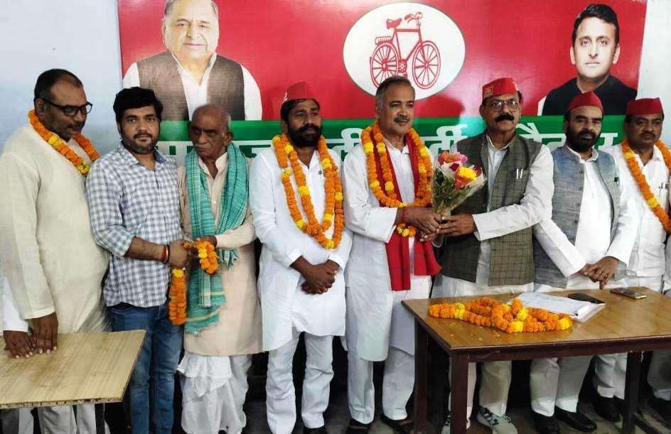 सपाईयों ने किया नवनियुक्त पदाधिकारियों का स्वागत सपाईयों ने किया नवनियुक्त पदाधिकारियों का स्वागत
