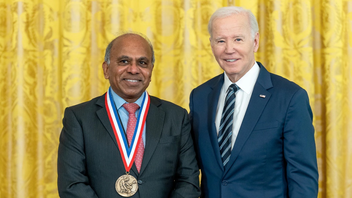 बाइडेन के साथ सुब्रा सुरेश (फोटो- व्हाइट हाउस)