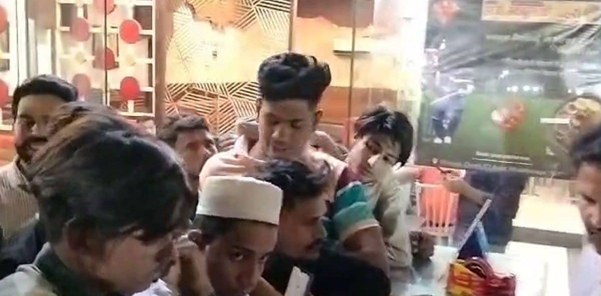 कोहली के लिए ऐसी दीवानगी... रन बनाते रहे विराट और