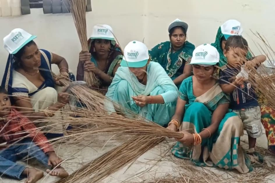 ये सरकारी बैंक दे रहा है ग्रामीण महिलाओं को स्वावलंबी