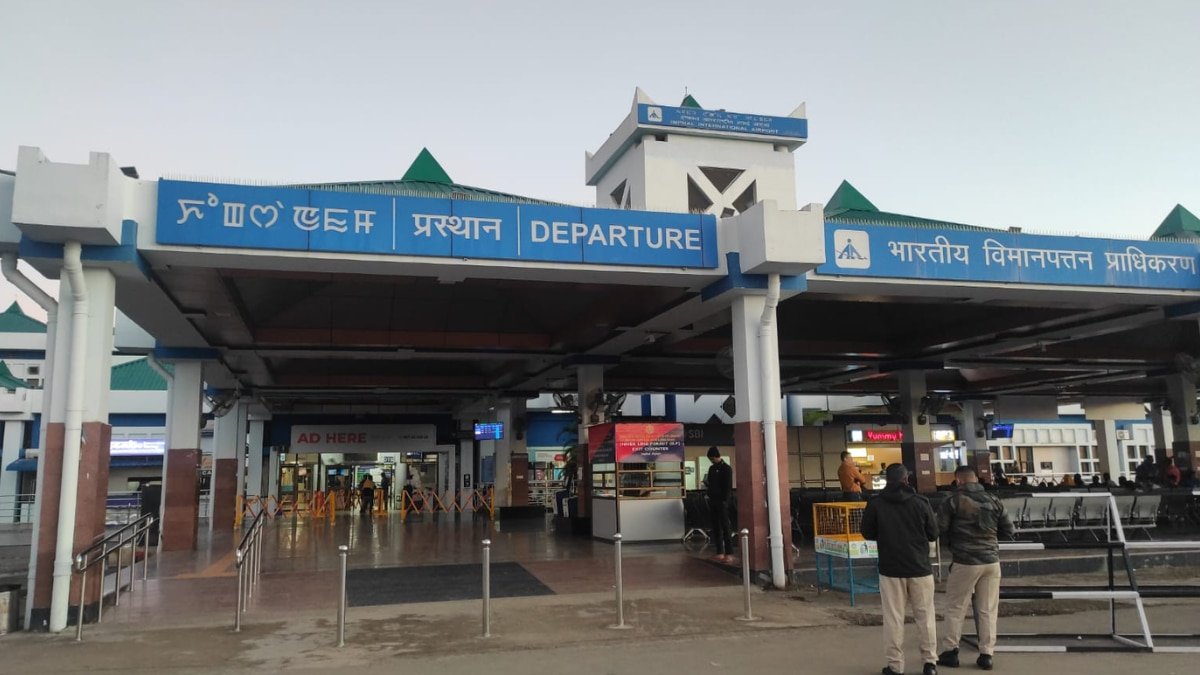 मणिपुर के इंफाल में एयरपोर्ट के पास UAV दिखने के बाद फ्लाइट्स कैंसिल कर दी गईं.