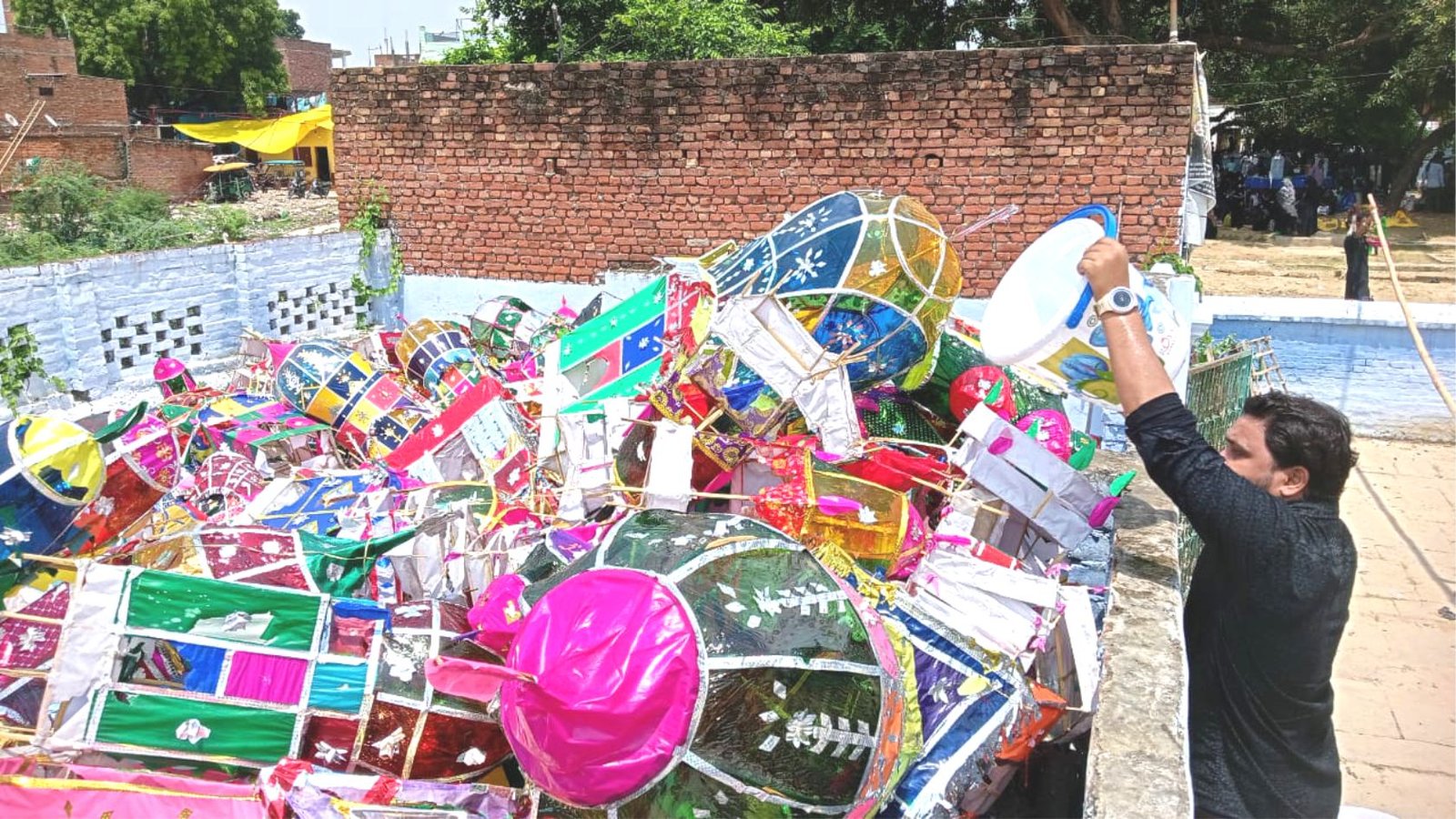 Buried the Crowns : या हुसैन की सदा के साथ मोहर्रम के ताजियों को किया दफन