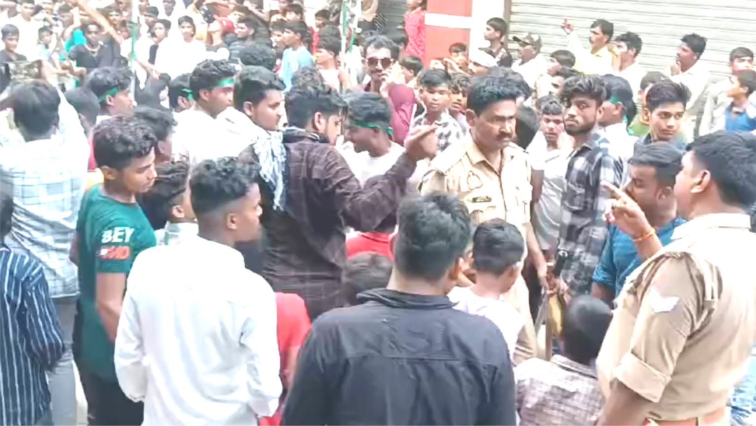 Jaunpur News : मोहर्रम पर निकला ताजिया का जुलूस, अखाड़ा का हुआ प्रदर्शन Jaunpur News : मोहर्रम पर निकला ताजिया का जुलूस, अखाड़ा का हुआ प्रदर्शन