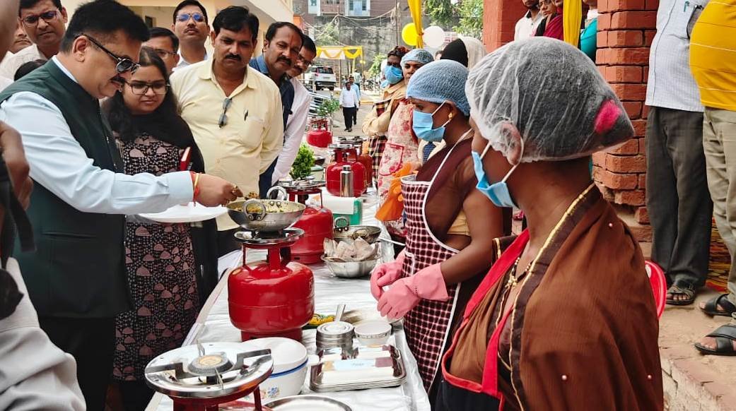 Jaunpur Dhara News : पाक कला प्रतियोगिता में बिंदू देवी ने जिले में पाया पहला स्थान