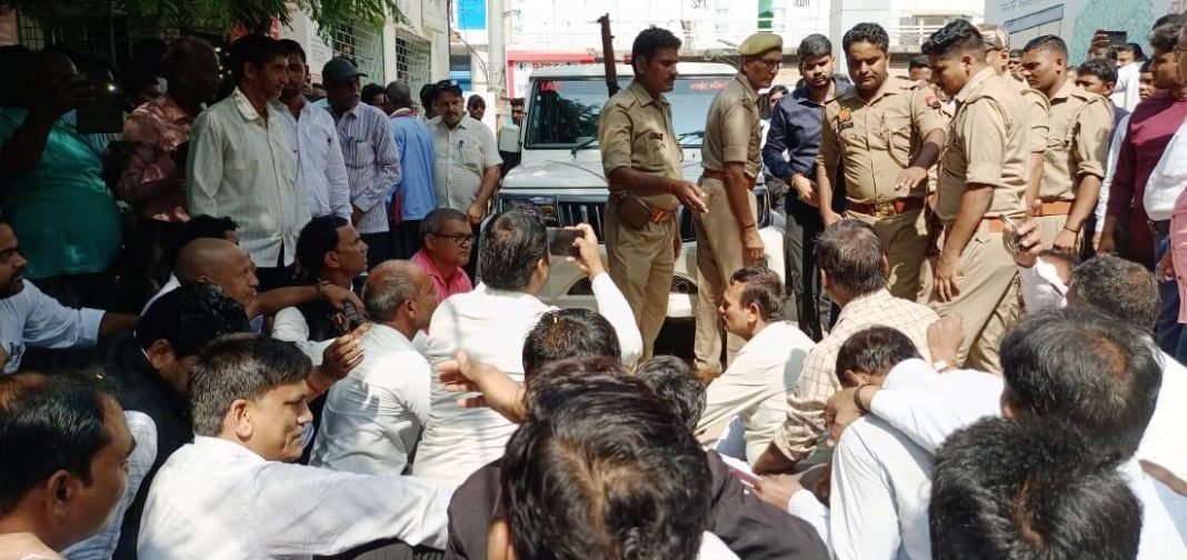 Advocates created ruckus in Tehsil : ज्वाइंट मजिस्ट्रेट ने न्यायालय परिसर में लगी अधिवक्ताओं की कुर्सी हटवाया