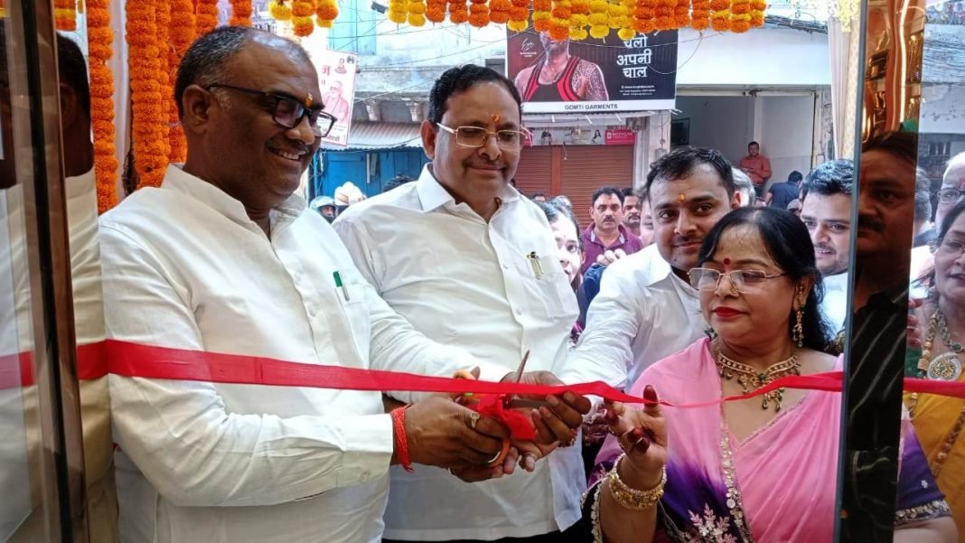 Jaunpur Dhara News : जेवर महल 91.6 शोरूम का हुआ भव्य उद्घाटन