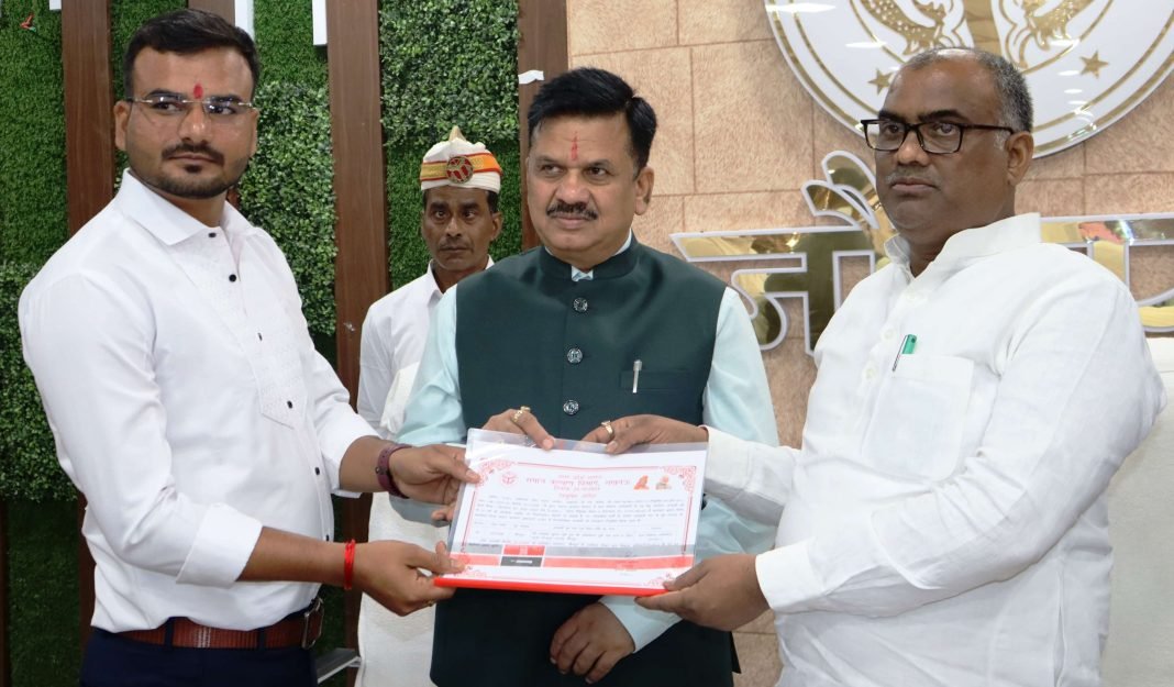 Appointment letter handed over to village development officers : नवनियक्त ग्राम विकास अधिकारियों को सौंपा नियुक्ति पत्र Appointment letter handed over to village development officers : नवनियक्त ग्राम विकास अधिकारियों को सौंपा नियुक्ति पत्र